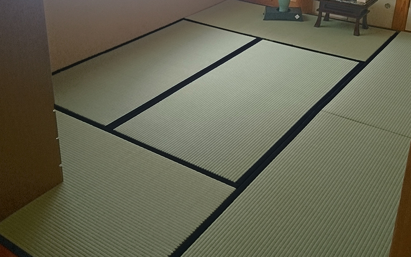 黒・紺・茶等の濃い色合いの縁